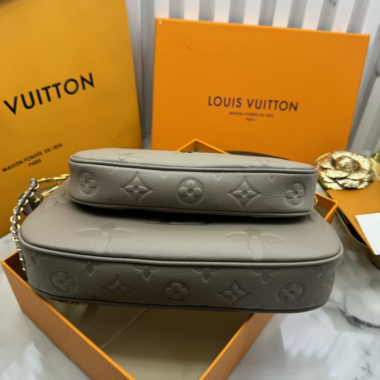 LV Multi Pochette Accessoires Bag กระเป๋าทรงพอช รุ่นใหม่ล่าสุด งานหนังแท้ สวยงามเลอค่า ตามแบบฉบับแบรนด์ ปั้มลายคมชัด มาเป็นเซ็ท 2 ใบ ใช้งานง่าย