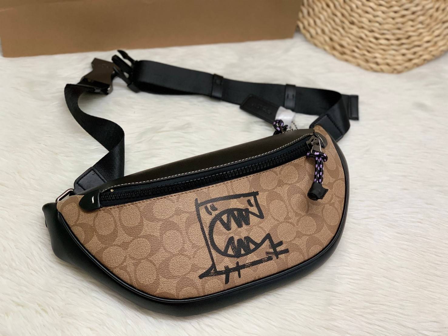 OUTTLET 】COACH Rivington Belt Bag In Signature Canvas With Rexy By Guang Yu (75761) กระเป๋าคาดอก หนังแท้เรียบ นิ่มสวย ด้านหน้าเด่นด้วยลายปริ้นท์เก๋เท่ มากๆค่ะ มีช่องซิปหลักให้2ช่องใส่ของได้จุเลยนะคะ สายคาดเลื่อนปรับแบบฟรีไซด์ค่ะ 📌ใบจริงสวย สะพายวั