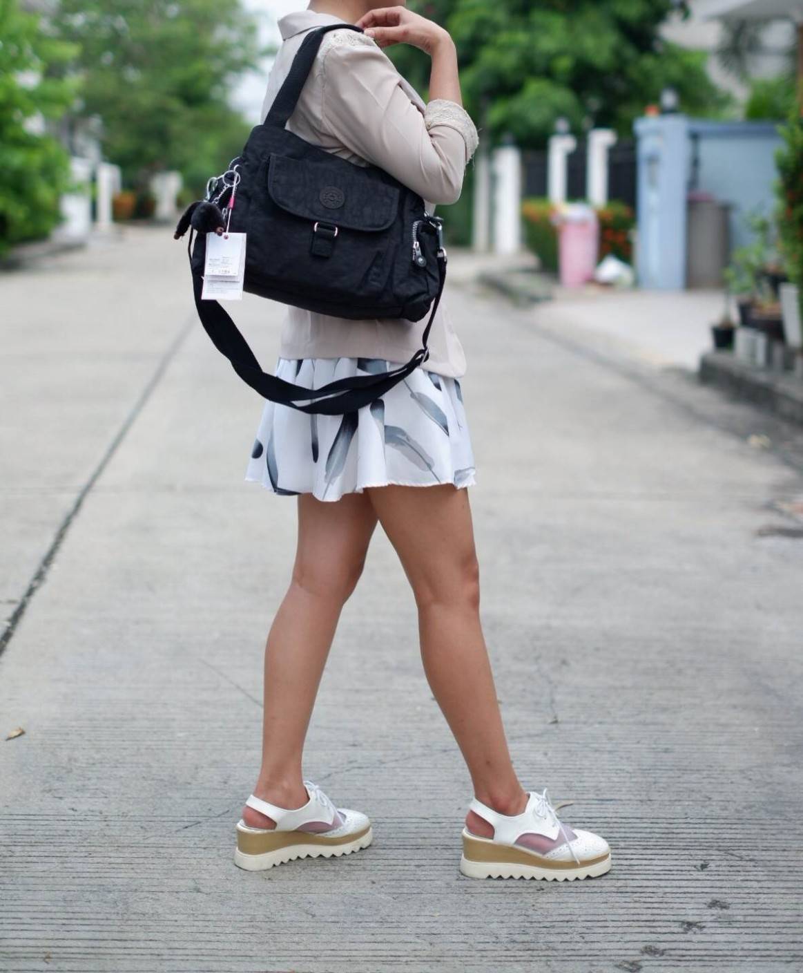 KIpling Felix Large Handbag Bag กระเป๋าถือหรือสะพายสไตล์ลำลองวัสดุ Nylon + Polyester 100% น้ำหนักเบามีหูหิ้วเเละสายสะพายยาวเลื่อนปรับระดับได้ถอดได้ เปิดปิดด้วยซิปสะดวกใช้ โลโก้เเบรนด์ มีช่องแบ่งถึง3ช่องเเยกเป็นสัดส่วน ด้านหน้าและด้านหลังมีช่องใส่ของเปิดปิ