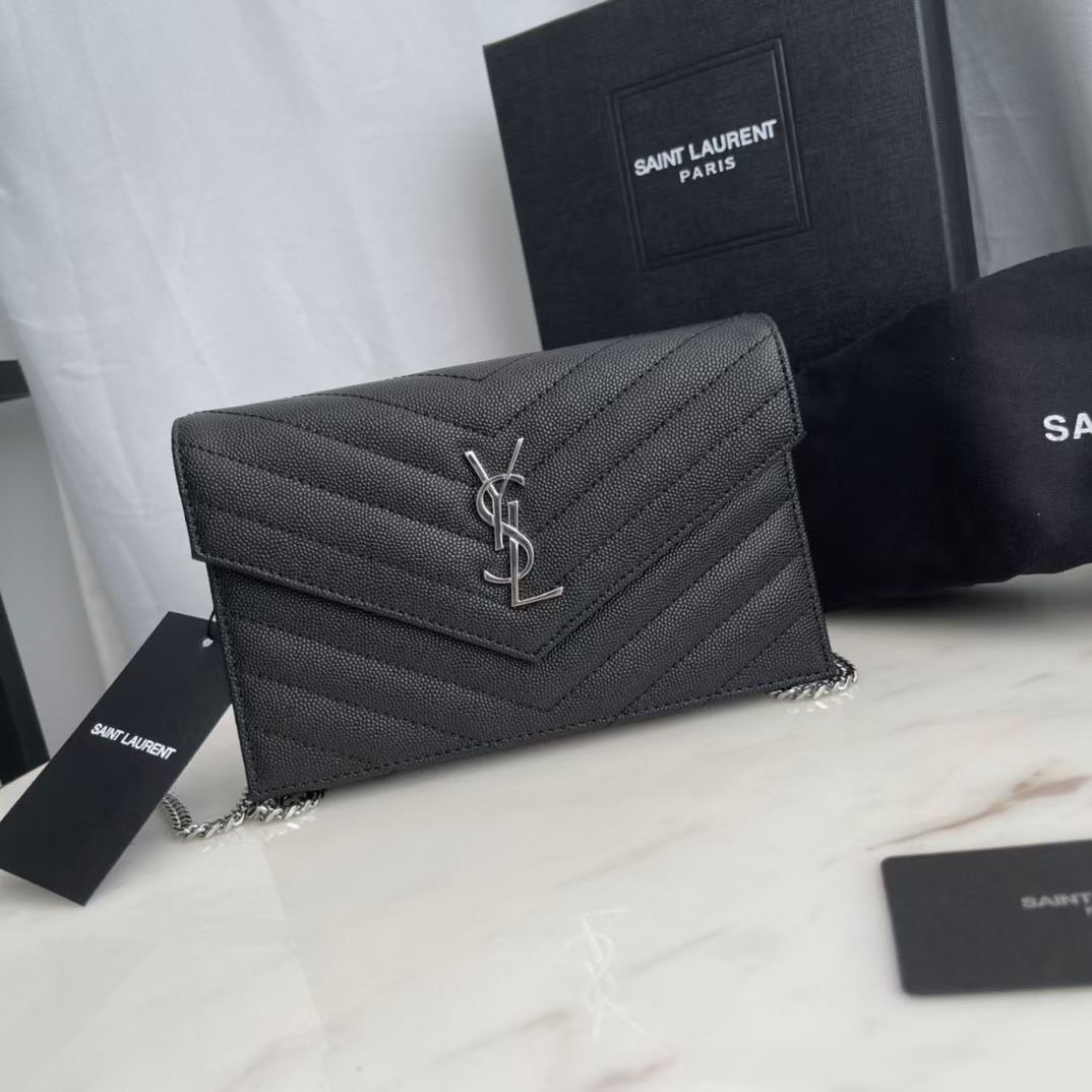 VIP 】หนังแท้ YSL Saint Laurent Envelope WOC 7.5” กระเป๋าเงิน wallet on chain ที่มาพร้อมสายสะพายแบบโซ่ ขนาด 7.5” หนังวัวติดโลโก้ YSL มีทั้งอะไหล่เงิน ทอง และดำ ด้านในมีช่องซิป และช่องใส่การ์ด 6 ช่อง เรียบหรู คลาสสิคมากๆ เลยค่ะ