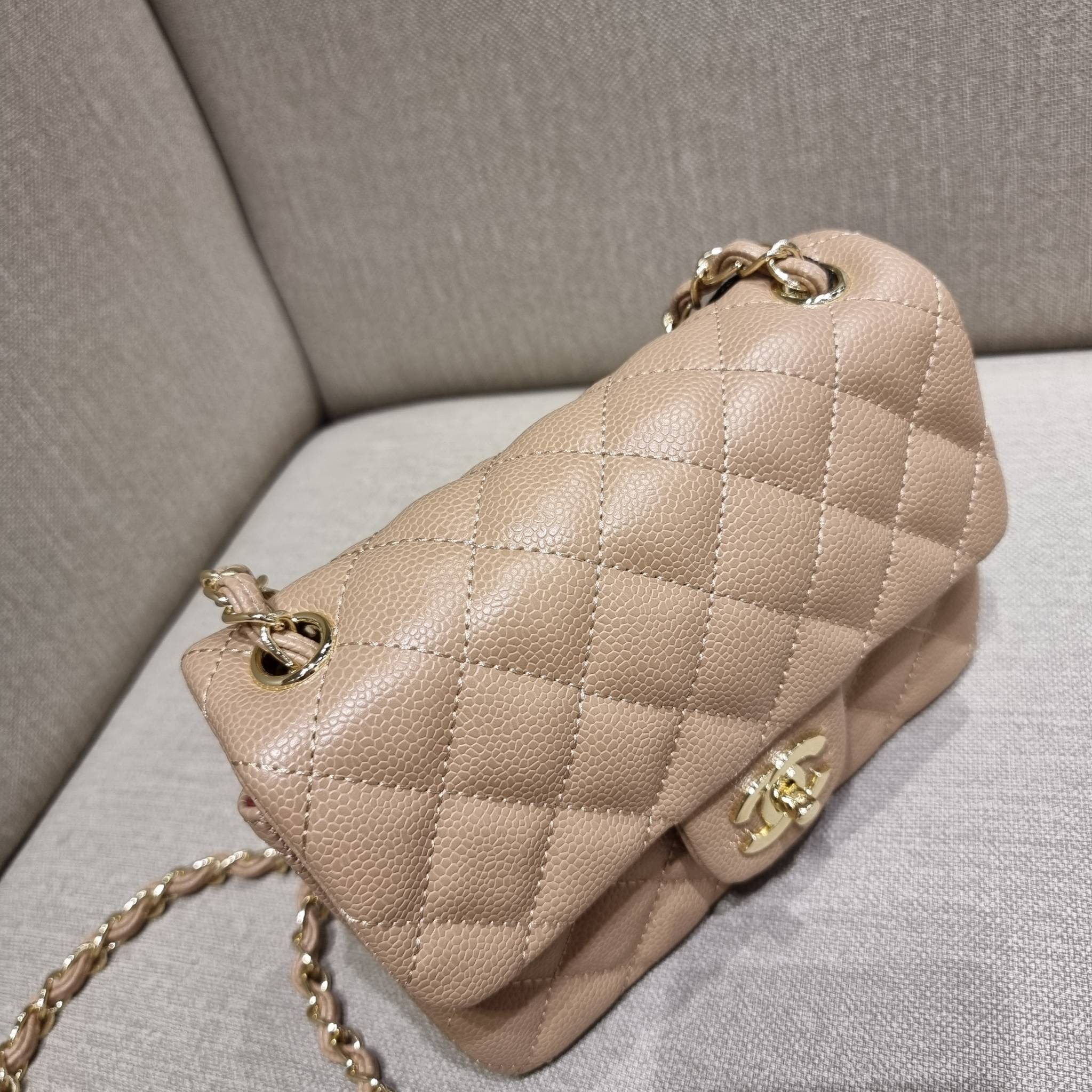 VIP 】3สี คัมแบคทูสต็อค!! จัดมาแน่นๆ พร้อมสีรับความเฮง!! พรีเมี่ยมจากแบรนด์ Chanel vip สุดพิเศษจากเคาน์เตอร์ กระเป๋าสะพาย หนังสังเคราะห์ลายคาร์เวีย หรูหราทั้งอะไหล่เงินและอะไหล่ทอง สะพายแล้วขับผิวมากๆใบนี้ เปิด-ปิดกระเป๋าด้วยตัวบิดล็อค ภายในกระเป๋าบุหนังสี