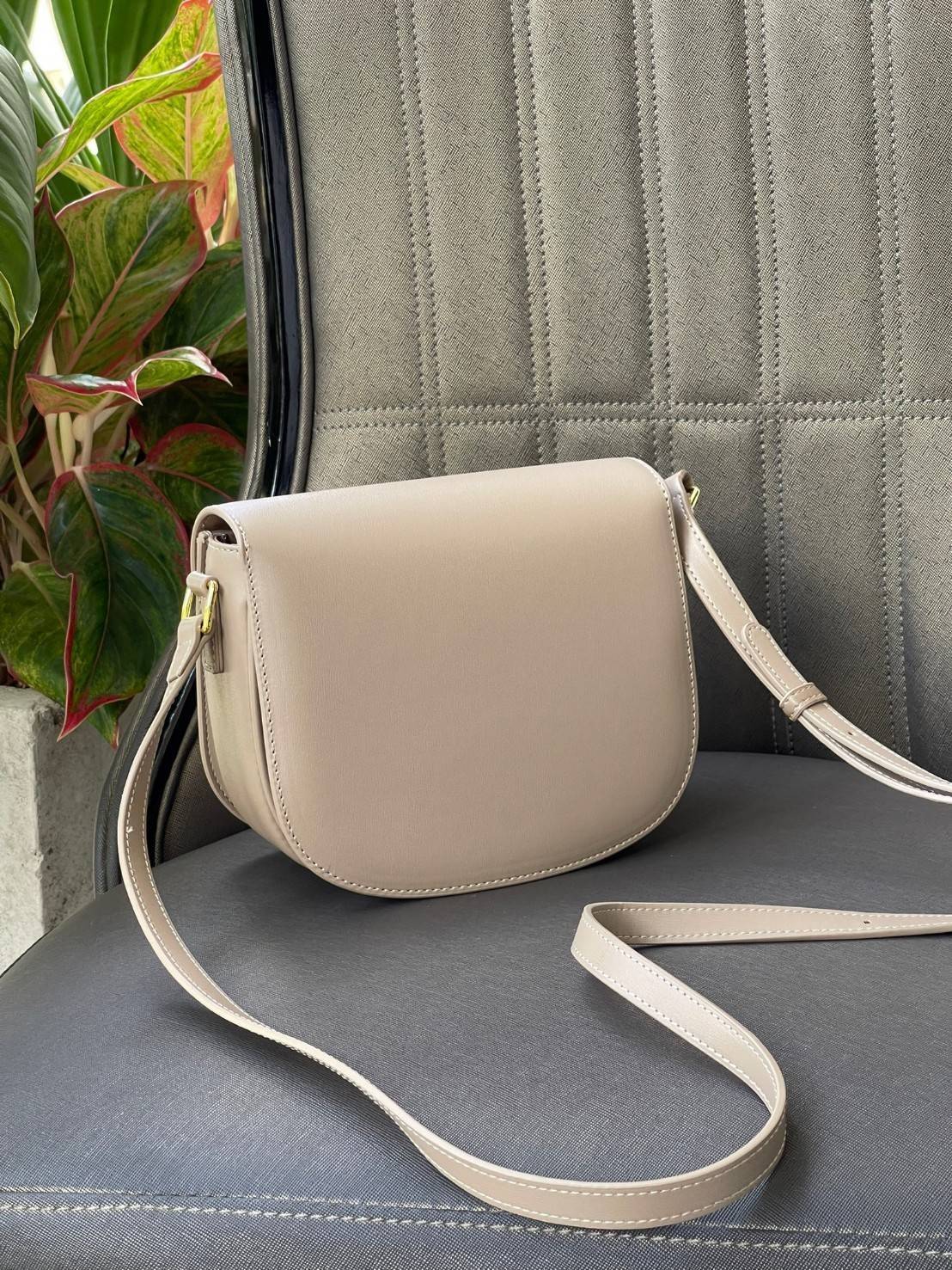 VIP 🥂 CELINE TEEN BESACE TRIOMPHE IN SHINY กระเป๋าสะพายคาดลำตัวรุ่นนี้นับว่าเป็นกระเป๋าอีกหนึ่งรุ่นในซีรีส์ Triomphe ที่ได้รับความนิยมอย่างมาก ด้วยรูปร่างทรงโค้งมนมีความคลาสสิกตามแบบฉบับของ Celine เพิ่มความหรูหราและโดดเด่นด้วยการตกแต่งด้วยโลโก้โลห