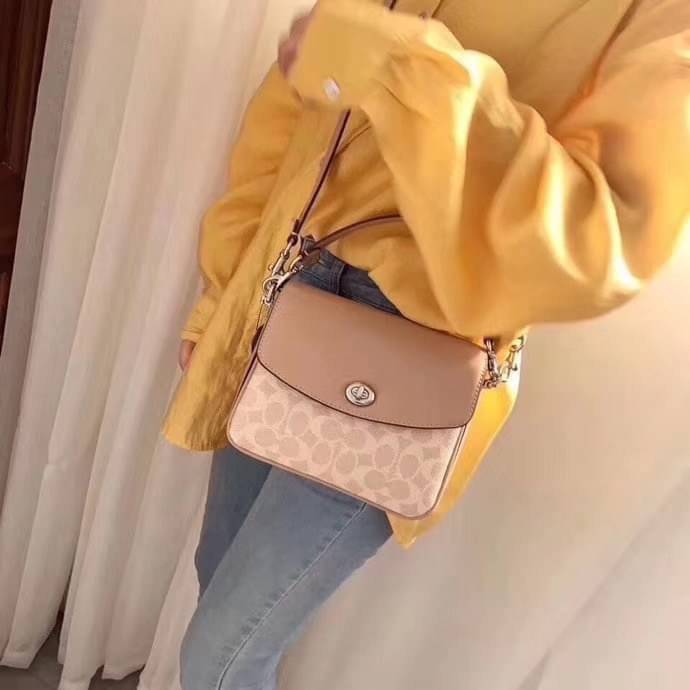 3สาย Coach 89089 Cassie Crossbody 19 In Signature Canvas เรียบหรู ดูดี ต้องไอเท็มนี้เลยจ้า กระเป๋าถือ/สะพายข้าง สุดพิเศษ!! มีสายมาให้ถึง 3 แบบ!! สลับใช้แมทช์ตามสไตล์ได้เลย วัสดุหนังแคนวาสสลับหนังเรียบ เปิด-ปิดด้วยตัวบิดล็อค ภายในแบ่งสัดส่วนอย่างดี ใส่ของไ