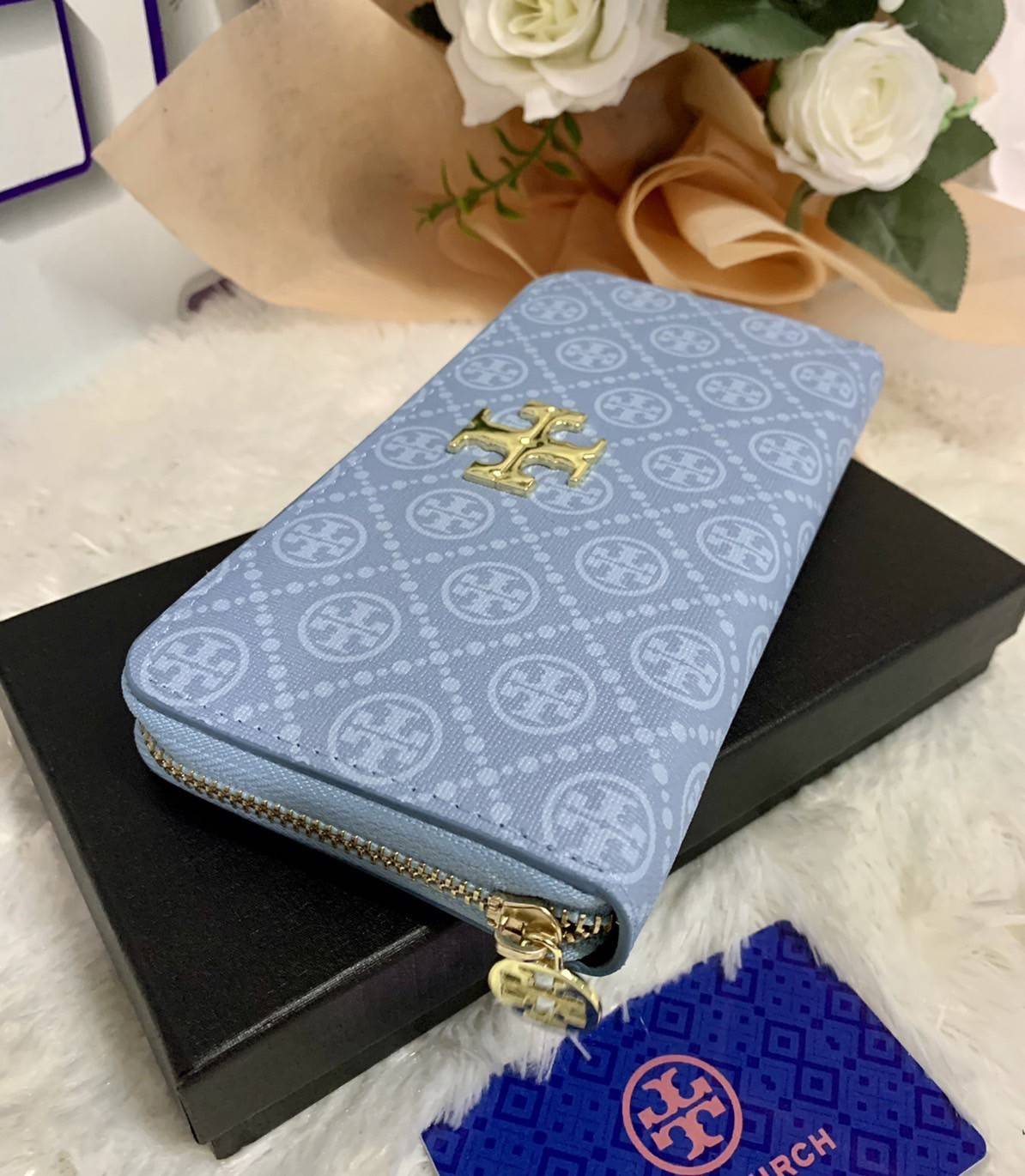 กระเป๋าสตางค์ใบยาว TORY BURCH : Monogram Pattern วัสดุหนังแกะสังเคราะห์ลงเคลือบเพิ่มความเงาอีกชั้น อะไหล่สีทอง **แบบซิปรอบ เปิด - ปิด กระเป๋าด้วยซิปรอบ ด้านในแบ่งออกเป็น 3 Patation ตรงกลางเป็นซิปยาว มีช่องใส่บัตรได้ 8 ใบ หนังเงาสวย จับถนัดมือ พร้อมส่งให้ส
