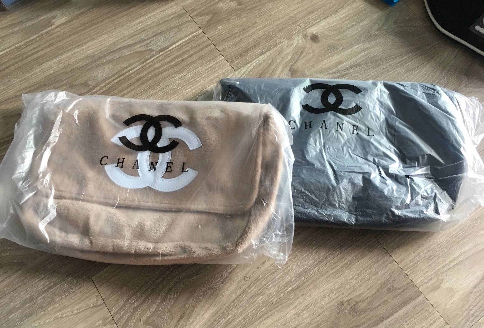 Chanel Beaute Crossbody Bag กระเป๋าสะพาย VIP. GIFT ของแท้ จาก Chanel Cosmetic วัสดุขนวูฟสีดำหนานุ่ม ตัดโลโก้แบรนด์หนังแก้วสวยโดดเด่น น้ำหนักเบา เปิดปิดด้วยฝาปิดกระดุมแม่เหล็ก ใบใหญ่กำลังดี ใส่ iPad, กระเป๋าสตางค์ใบยาว, และของจุกจิกได้เยอะ มาพร้อมสายยาวเลื