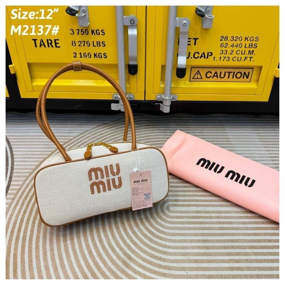 MIU MIU Arcadie leather shoulder bag 30cm กระเป๋าถือรุ่นหูยาวสะพายไหล่ได้สุดชิค น่ารักๆเก๋ๆ ดีไซน์เรียบแต่มาก สวยดูแพง หูจับในตัวง่ายและสะดวกพกพา