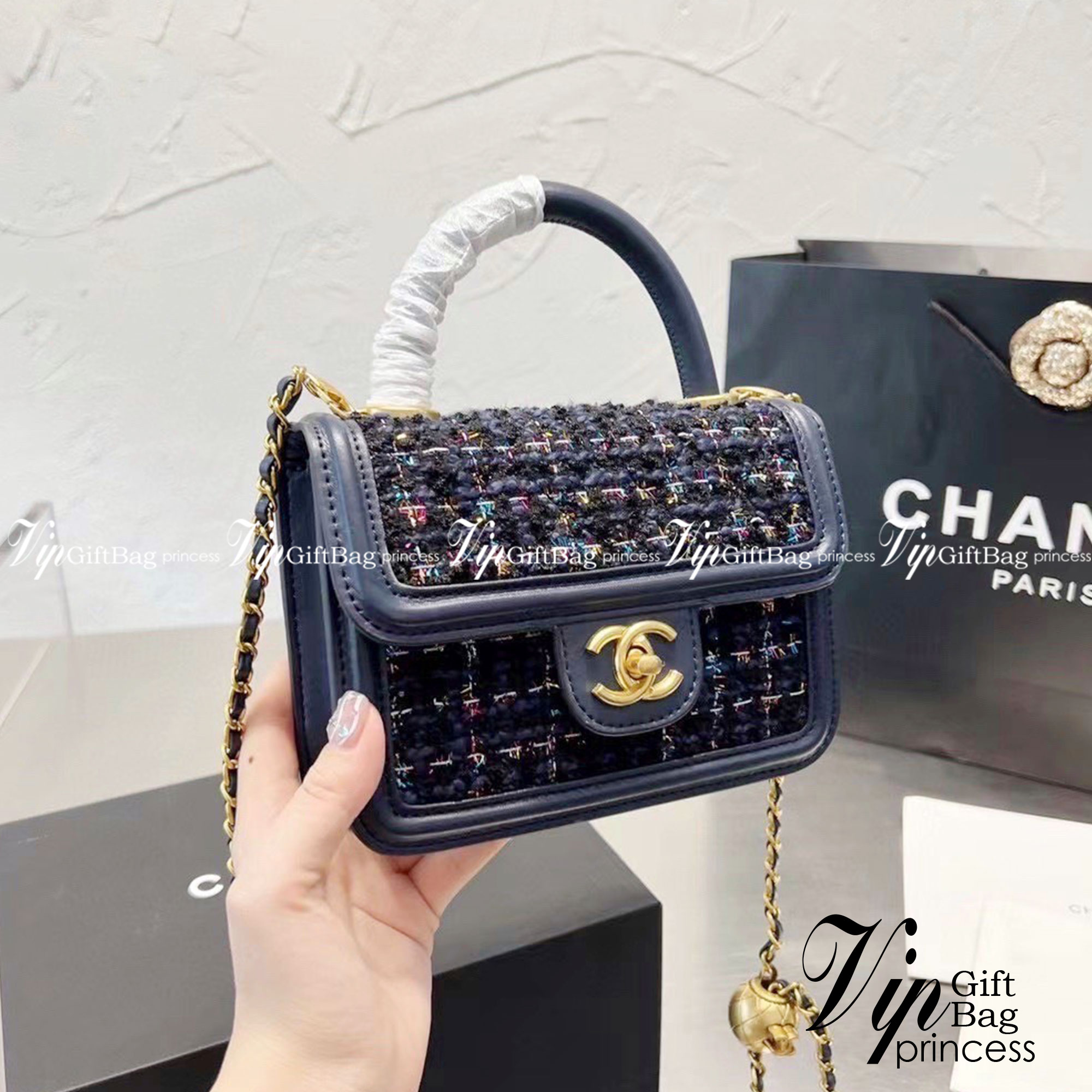 Chanel tweed mini flap bag / Chanel mini top handle กระเป๋าสะพายงานผ้าทวิตเอกลักษณ์เฉพาะของแบรนด์ งานสวยเป๊ะ มาพร้อมสายยาวถอดออกถือสวยๆเริ่ดๆ คิวท์มาก!! ดีเทลน่ารักเพียบ!!