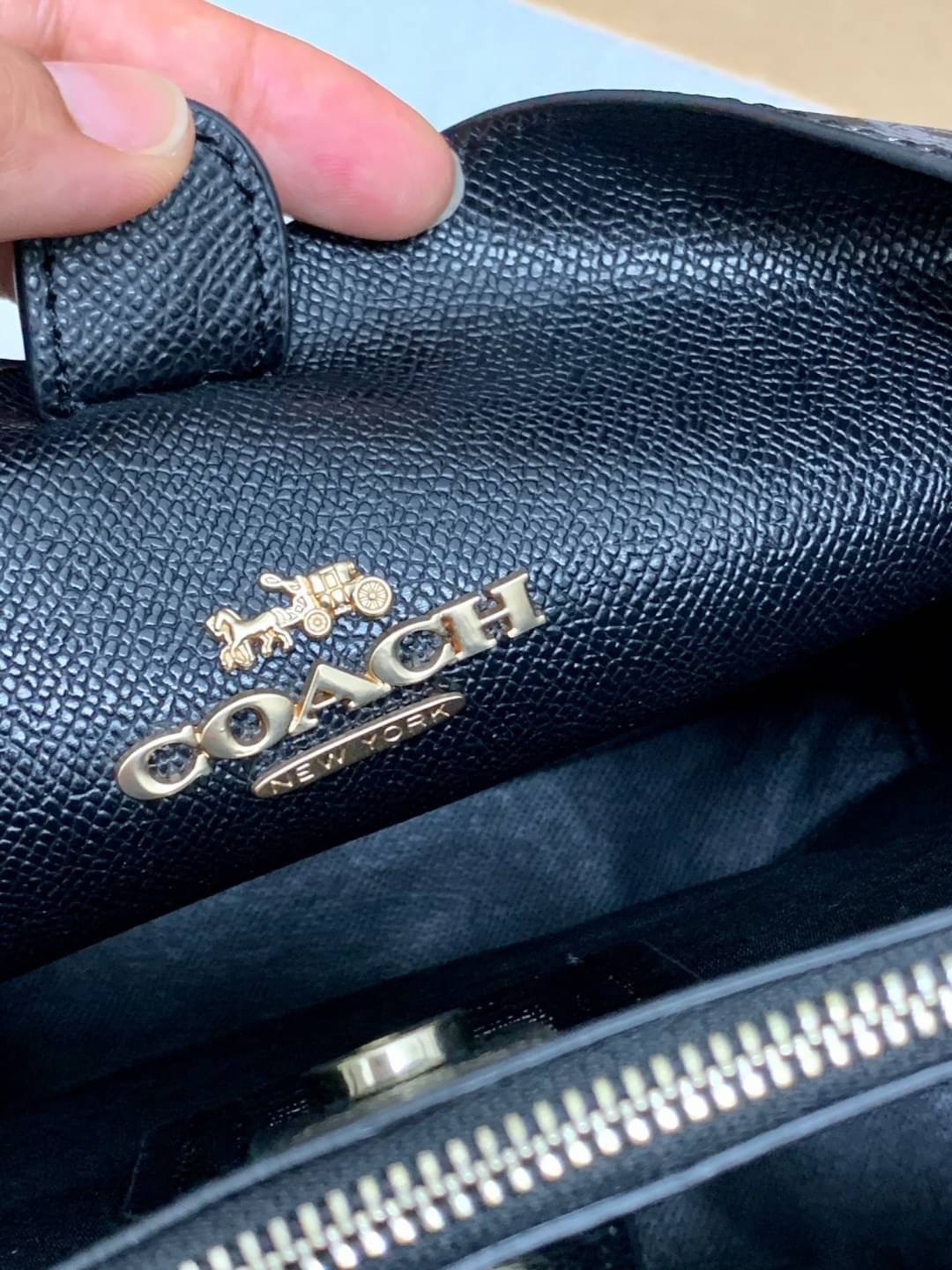 COACH TOWN BUCKET BAG WITH HORSE AND CARRIAGE PRINT ((2081-236)) 🔺กลับมาแล้ว ตามคำเรียกร้องค่ะ! กระเป๋าคล้องไหล่//สะพายข้างได้ วัสดุ pvc อย่างดี หนังนิ่มป่องพองตัวสวยงาม ลายรถม้าทั้งใบค่ะ ภายในกระเป๋าแบ่งเป็น2ช่องหลัก เปิดปิดแบบกระดุมแม่เหล็ก ภายใ