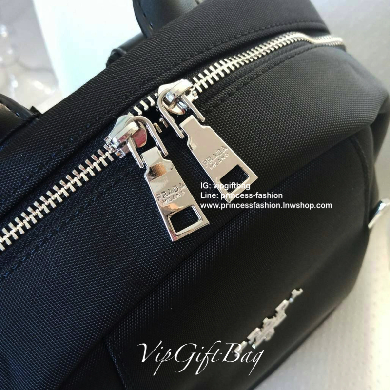 ุ่นใหม่พร้อมส่ง NEW!! PRADA NYLON BACKPACK กระเป๋าสะพายเป้ วัสดุทำจาก ผ้าPolyester คุณภาพดี สามารถกันน้ำได้ในระดับนึง เปิดปิดด้วยซิปจุของได้เยอะ สายสะพายหลังลายแบรนด์ สามารถปรับได้ฟรีด้านหน้ามีช่องซิป2ช่องใส่ของได้ ด้านในมีช่องแบ่งสามารถใส่มือถือได้ ใส่เอ