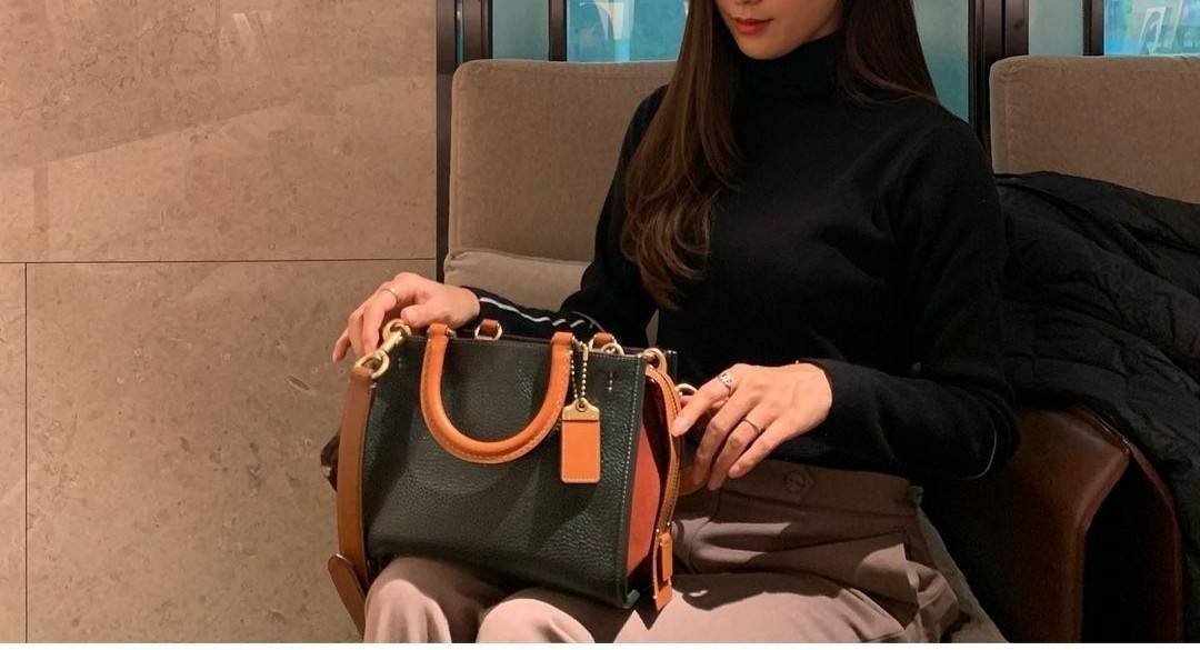OUTLET 】COACH ROGUE 25 IN COLORBLOCK (C5575) ที่สุดแห่งความหรูหรา สุดคลาสสิค 🌺กระเป๋าหนังแท้คุณภาพเยี่ยม สัมผัสนิ่มละมุนจนต้องหลงรัก ด้านข้างเพิ่มความสวยเก๋ด้วยหนังกลับ อยู่ทรงสุดสวย น่าใช้ น่ามอง จนใครๆต้องเหลียวหลังตาม//ด้านในมี 2 ช่องกว้าง กับอ