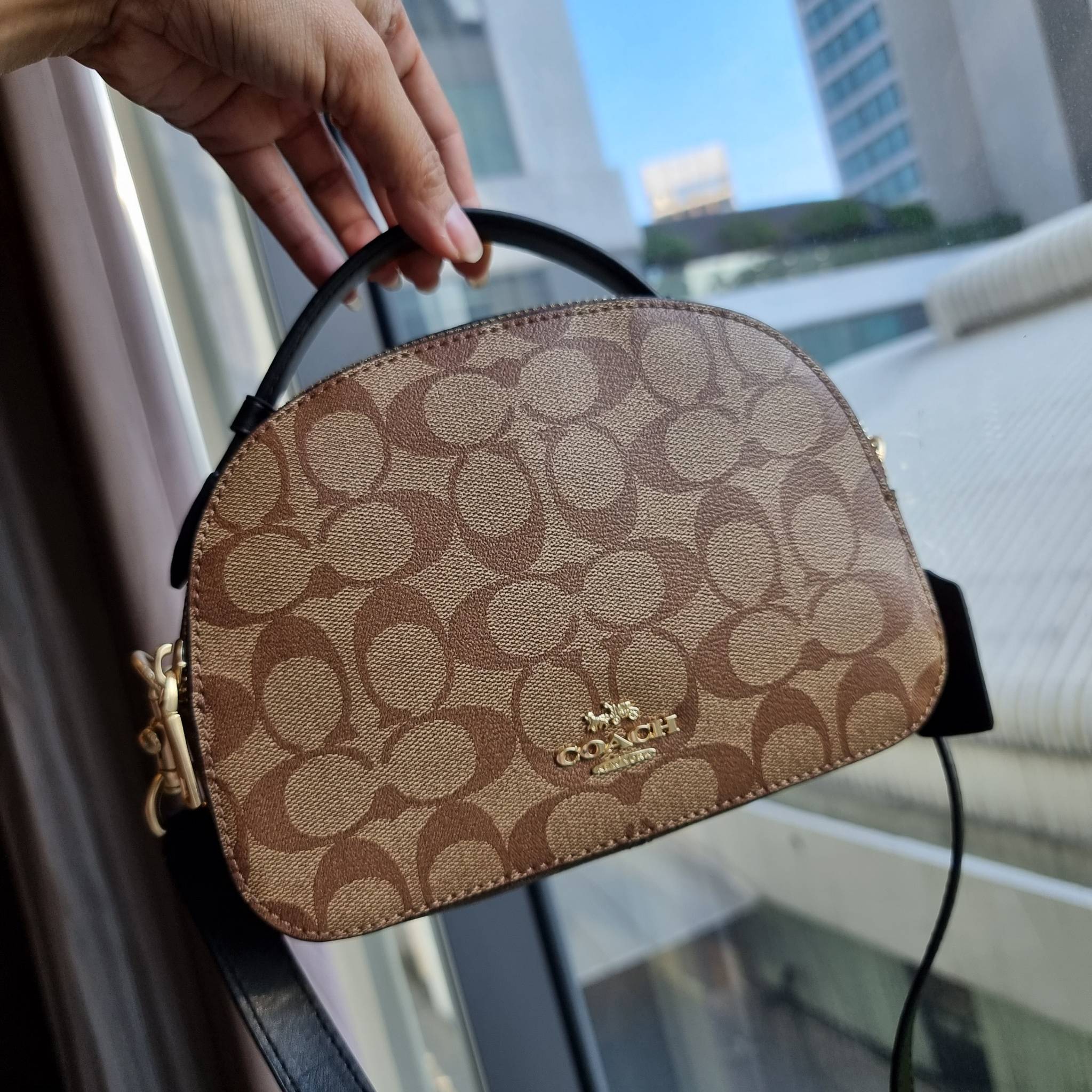 OUTLET 】COACH 1591 SERENA SATCHEL IN SIGNATURE CANVAS กระเป๋าสะพายคอลเลคชั่นยอดฮิต ดีไซน์ลุคผู้ดี ต้องยกให้น้องใบนี้เลย!! จัดสีขายดี สีลุคคุณหนูมาให้ สวยตาแตก!! วัสดุหนังแคนวาส เปิด-ปิดด้วยซิป 2 ช่องหลัก ภายในเป็นช่องโล่ง เก็บของได้แบบสบายๆ ใส่มือถือได้ทุ