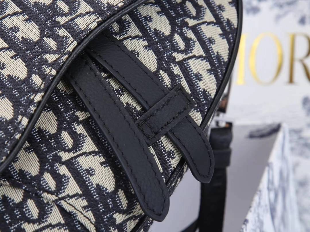 หนังแท้ DIOR MINI SADDLE BAG Beige And Black Dior Oblique Jacquard พร้อมส่งที่ไทย งานหนังแท้และผ้าแจ็คการ์ดออริจินอล ภาพสินค้าถ่ายจากงานขายจริง ใช้งานต่างประเทศได้