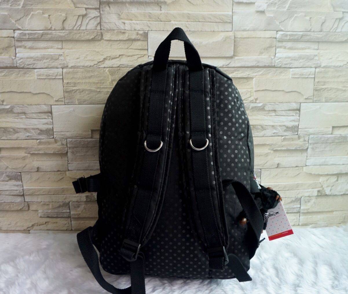 KIPLING BACKPACK K502 กระเป๋าเป้สะพายใบใหญ่ จุของได้เยอะมากๆ วัสดุ nylon + polyestor% กันน้ำ ด้านหน้ามี ช่องใส่ของจุกจิก ช่องซ้ายขวา ช่องหลักเปิดปิดด้วยซิป ภายในแบ่งเป็นสัดส่วย มีช่องแยกใส่ Laptop ใบขี้ขะได้เยอะ จะใช้ไปเรียน ไปนิมหรือท่องเที่ยวก็ตอยโจทย์ค