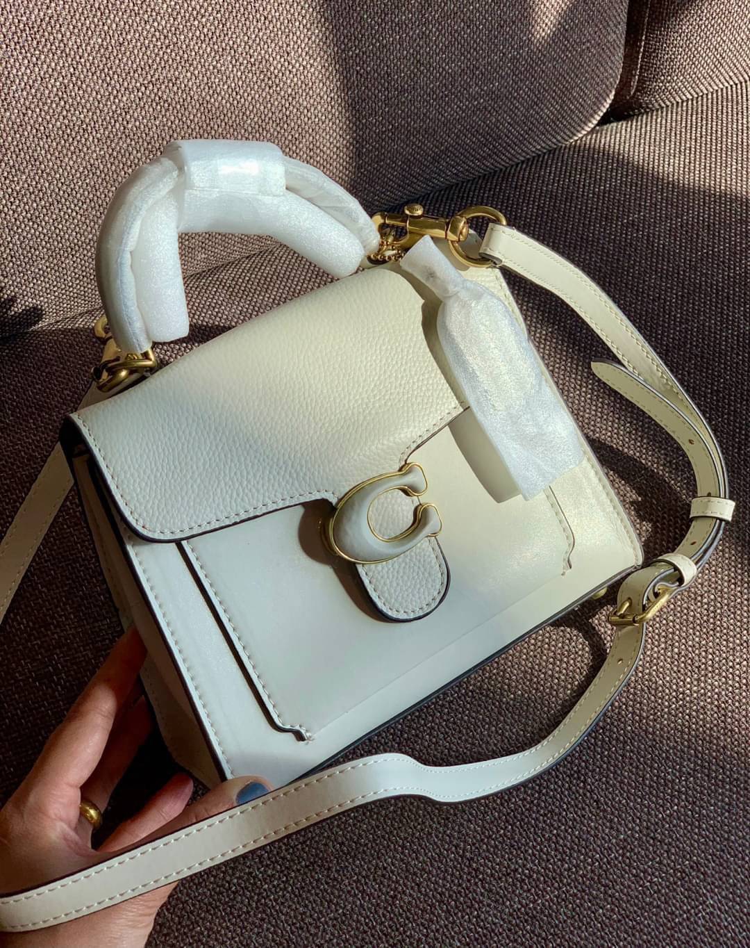 โลโก้รุ่นใหม่ล่าสุด หรูดูดีมากๆค่ะ🌈 COACH TABBY TOP HANDLE ((c3887//c0773)) พร้อมส่งที่ไทยค่ะ! กระเป๋าหิ้ว//สะพายข้างได้ หนังแท้อย่างดี กหนึ่งใบทำหนังสองลายได้อย่างสวยงาม พร้อมโลโก้รุ่นใหม่ล่าสุดดูดีมากๆค่ะ เปิดปิดกระเป๋าแบบกดล็อค ภายในมีช่องหลักส