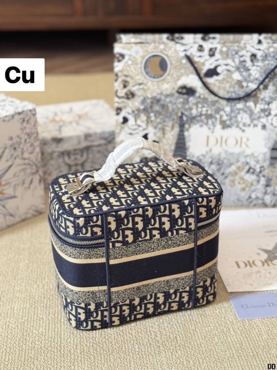 DIOR Travel Vanity Case กระเป๋าใส่เครื่องสำอางค์ไซส์ยอดนิยม ทรงกล่องสวยสามารถใช้เป็น everyday bag ได้ทุกวัน