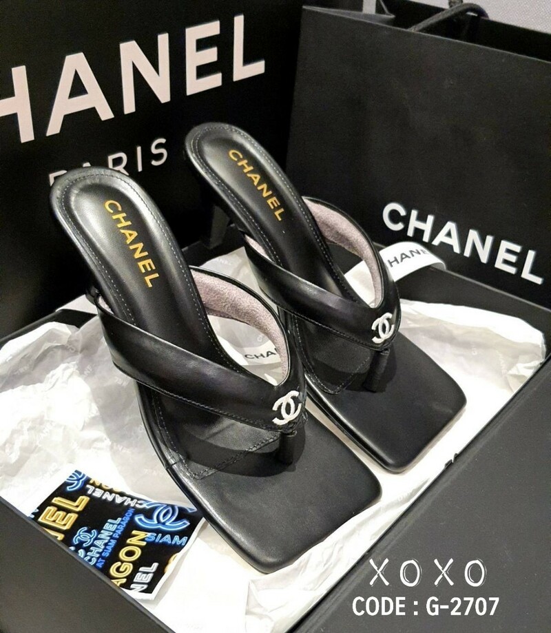 CHANEL งามสวม สวย หรู่ แตะหนีบ นุ่มใส่สบาย ไม่สูงมาก กำลังใส่สบาย ด้านหน้าปัก โลโก้แบรนด์ แมทส์ชุดง่าย น้ำหนักเบา