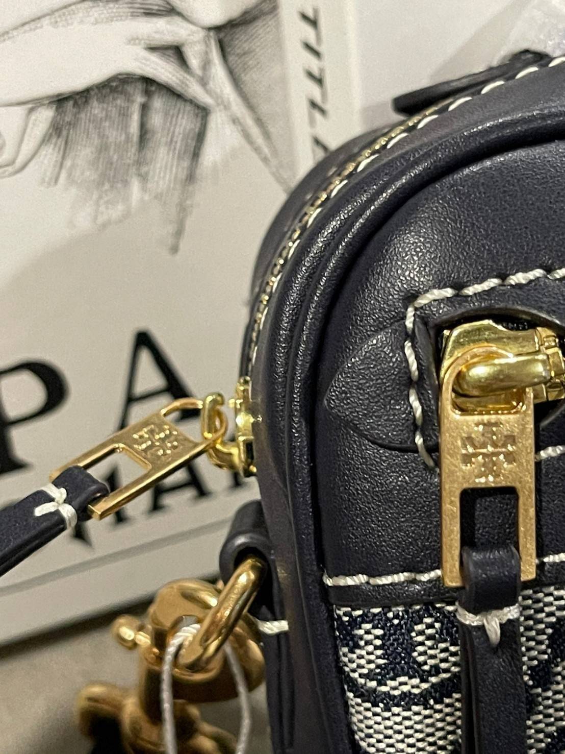 TORY BURCH T MONOGRAM JACQUARD CAMERA BAG การออกแบบที่เรียบง่าย แต่ยังคงความหรูหราเอาไว้ โดดเด่นด้วยลวดลาย T Monogram