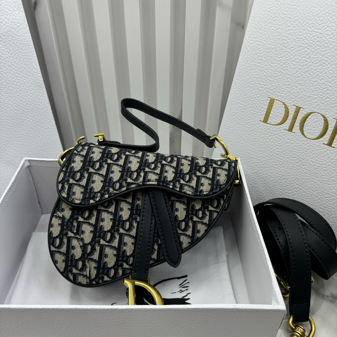 DIOR Mini Saddle Bag with Strap Blue Dior Oblique Jacquard / Black Grained Leather กระเป๋าสะพายทรงอานม้าเอกลักษณ์ของแบรนด์แห่งตำนานความหรู