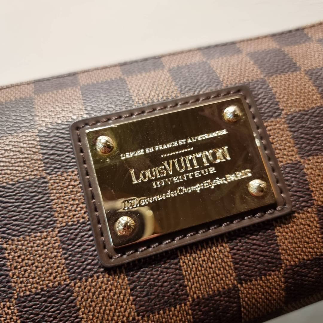 LV CROSSBODY CLUTCH BAG WITH CHAIN / LV Eva Clutch Crossbody Bag กระเป๋าสะพายวีไอพีพรีเมี่ยม วัสดุหนังแคนวาสคุณภาพ โลโก้เพลทอะไหล่ทอง คมชัด หรูหรา เปิด-ปิดกระเป๋าด้วยซิป ภายในเป็นช่องโล่ง ใส่ของใช้สำคัญได้สบายๆ มือถือ พาวเวอร์แบงค์ เครื่องสำอางค์ ของจุกจิ