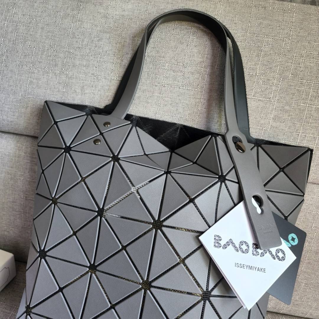 BAO BAO ISSEY MIYAKE LUCENT ONE-TONE กระเป๋า Bao Bao จากแบรนด์ดัง Issey Miyake แบรนด์แฟชั่นจากประเทศญี่ปุ่น ซึ่งมีสินค้ามากมายไม่ว่าจะเป็นเสื้อผ้า นาฬิกา น้ำหอม และที่ขาดไม่ได้นั่นก็คือ กระเป๋า Bao Bao ที่มีความพิเศษในเรื่องของวัสดุและดีไซน์ที่ครองใจสถาปน