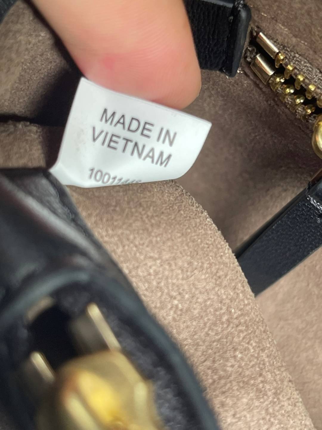 OUTLET 】Tory Burch Kira Top Handle Satchel มี2ขนาด Small/Medium กระเป๋าทรงใหม่ล่าสุดจากรุ่นคิร่า (Kira) มาในเทคนิคตัดเย็บควิลท์แนวขนาน ใช้วัสดุหนังเงานุ่ม สะท้อนแรงบันดาลใจแบบนิวยอร์กจากเบาะหนังในรถคลาสสิค Hardwareสีทองสวยหรู และจุดเด่นอีกรุ่นคิร่าคือความ