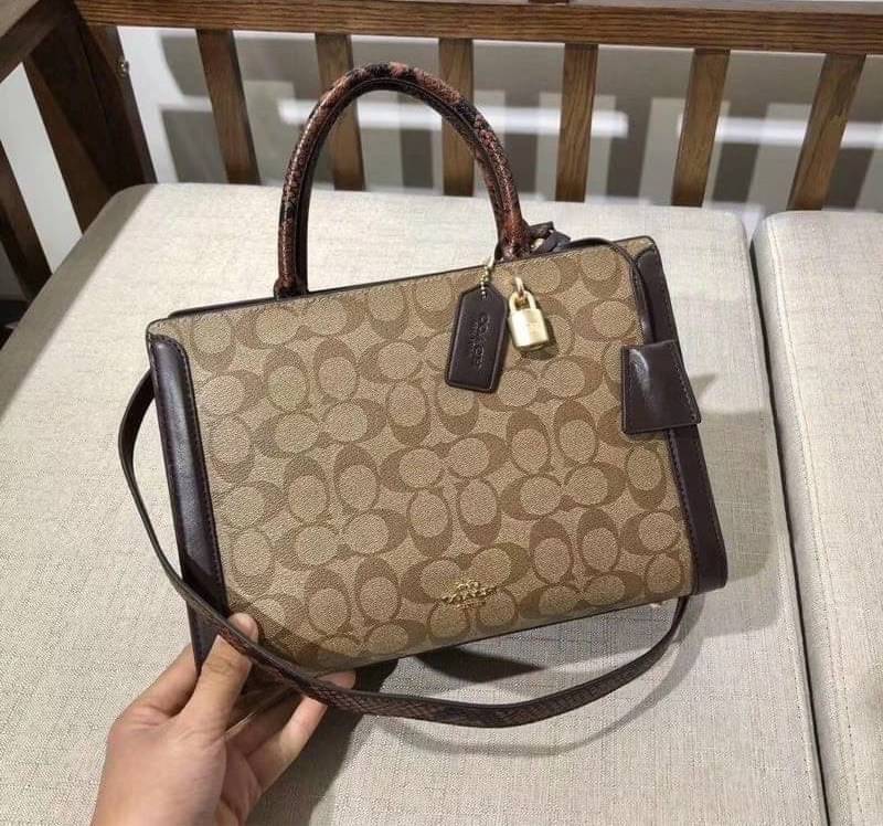 COACH ZOE CARRYALL IN SIGNATURE CANVAS เดอะเบสท์แห่งปี ต้องยกให้พี่คนสวยใบนี้เลย!! รุ่นที่สาวๆตามหา หายากอีกหนึ่ง กระเป๋าถือ/สะพายทรงสวย คลาสสิค ใบใหญ่จุคุ้ม มีดีเทลน่ารักๆที่แม่กุญแจ สามารถล็อคหัวซิปได้ กุญแจซ่อนในพวงหนังห้อยก็น่ารักไปอีก ภายในโล่งกว้าง 