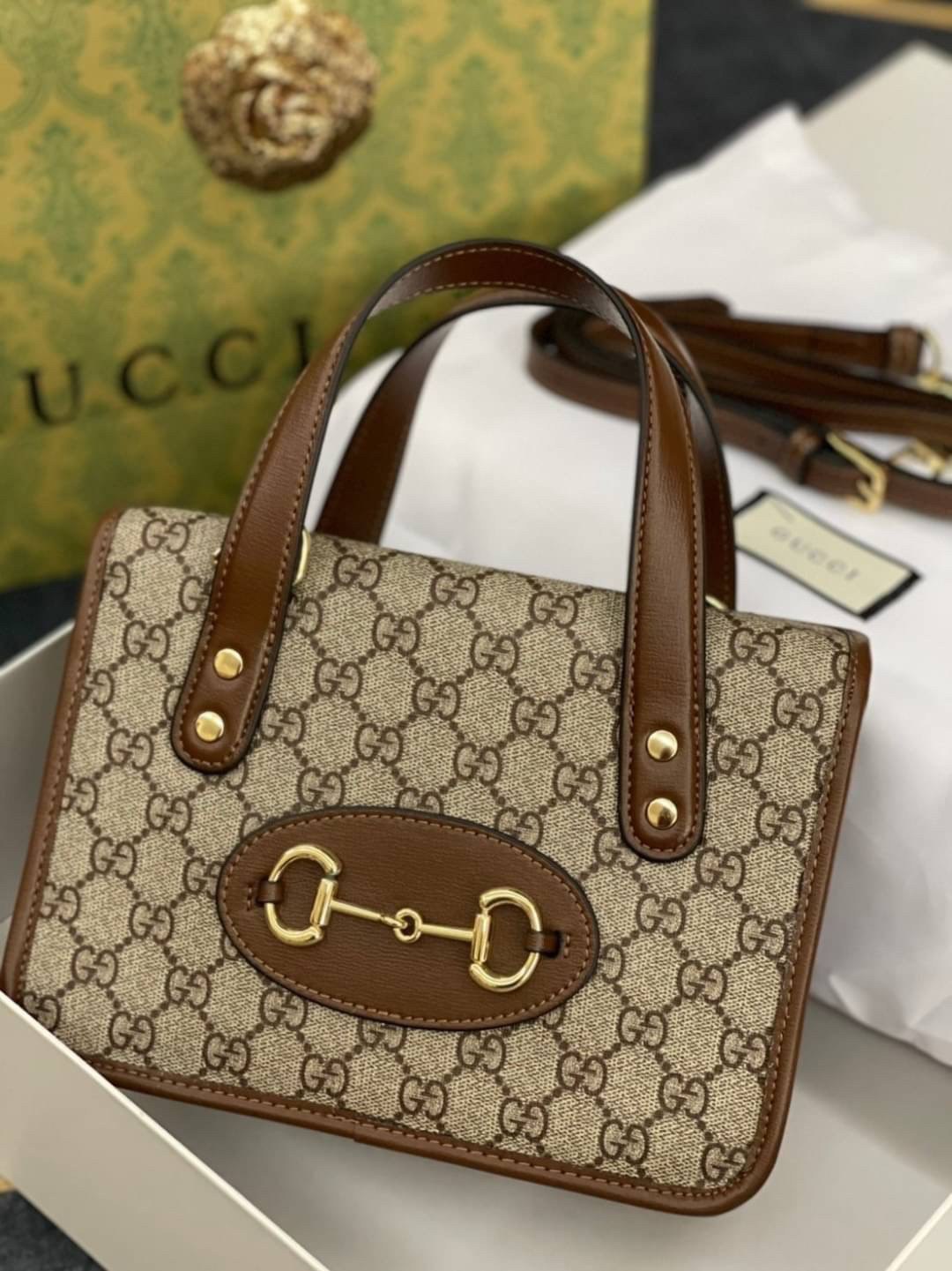 หนังแท้ GUCCI Horsebit 1955 leather-trimmed printed coated-canvas shoulder bag คอลเลคชั่นใหม่ล่าสุด ดาราเซเลปใช้กันเพียบ กระเป๋าถือ (ไม่มีสายสะพาย) ดีไซน์สวย เชื่อได้เลยใบนี้สาวๆต้องหลงรัก จนวางไม่ลงเลยน้า