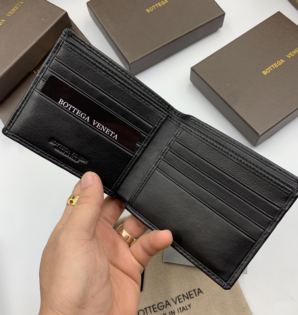 หนังแท้ BOTTEGA VENETA WALLET / BV Wallet พร้อมส่งที่ไทย กระเป๋าสตางค์ใบสั้นคุณผู้ชาย รุ่นตามหา มาเท่าไหร่ไม่เคยพอเลยค่า เป็นรุ่นคลาสสิกที่หยิบมาใช้งานได้บ่อยที่สุด งานหนังลูกวัวแท้ทั้งใบ ใช้ทนทานได้นาน ใช้ทนทานได้นานภาพสินค้าถ่ายจากงานขายจริง ใช้งานต่างป