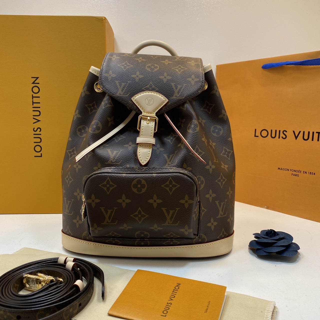 LV Montsouris Backpack Monogram Canvas กระเป๋าเป้งานแบรนด์หรู สวยโดดเด่นทันสมัยตลอดกาล เกรดออริ เทียบแท้ 1:1 ใช้งานต่างประเทศได้
