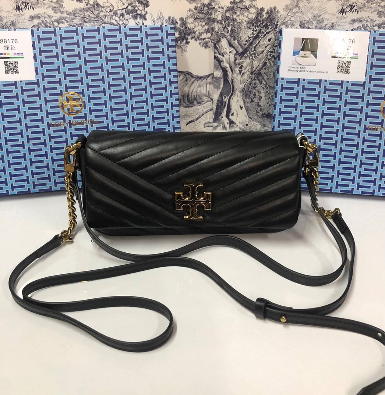 TORY BURCH KIRA CHEVRON SMALL FLAP SHOULDER BAG รุ่นใหม่ พร้อมสีใหม่ มาให้จับจองแบบไม่ต้องรอพรีฯ กระเป๋าสะพาย ขนาดกะทัดรัด ไซส์สะพายคล่องตัว หรือจะคล้องไหล่ หรูๆ ลูกคุณหนูไปอีก สีผู้ดีมากๆ ดีไซน์รูปทรงคลาสสิคเฉพาะตัว วัสดุหนังแกะ สัมผัสนิ่ม เปิด-ปิดด้วยกร