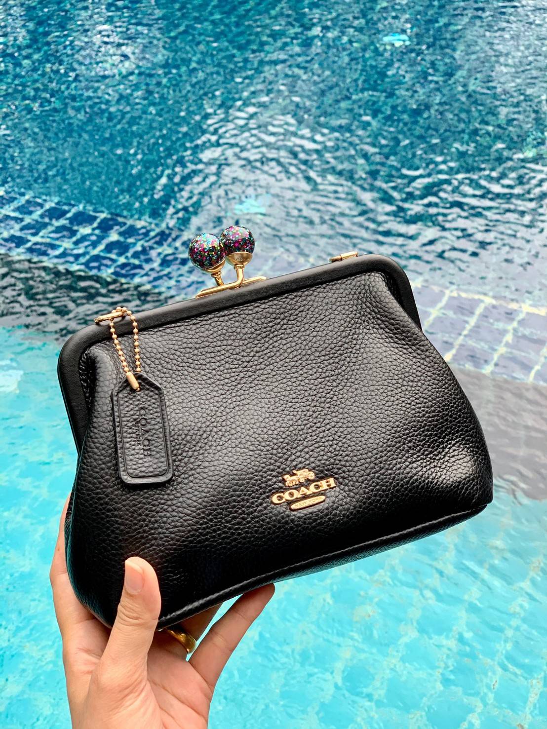 ของแท้ 💯% Coach Nora Kisslock Crossbody In Signature ((1451//1452)) หนังแท้ กระเป๋าสะพายครอสบอดี้ร์หรือสามารถถือแบบคลัทออกงานสังคมก็สวยดูดีมากๆเลยค่ะ😘 หนังแท้อย่างดีนิ่มมือค่ะ
