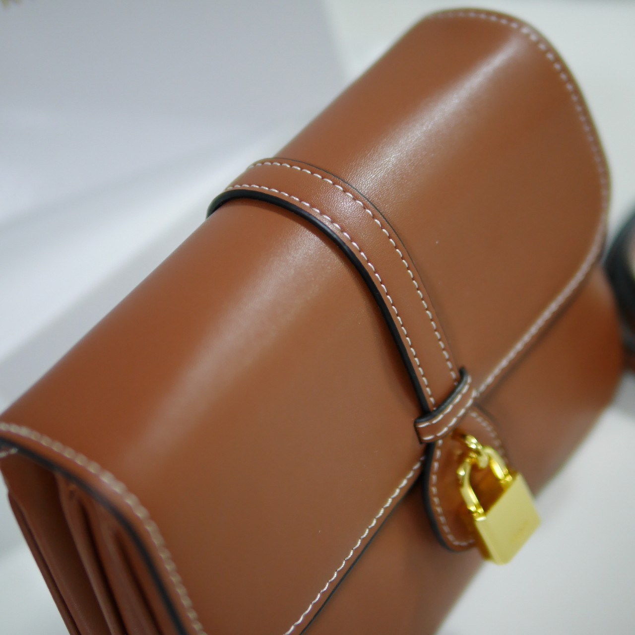 Celine Medium Tabou In Smooth Calfskin พร้อมส่งรุ่นใหม่แล้วค่า กับ CELINE SHOULDER BAG หนังเรียบสวยหรู ปรับดับพวงกุญแจสีทองด้านหน้า ด้านในเปิดด้วยด้วยกระดุม แบ่งช่องใส่ของออกเป็นสัดส่วน พร