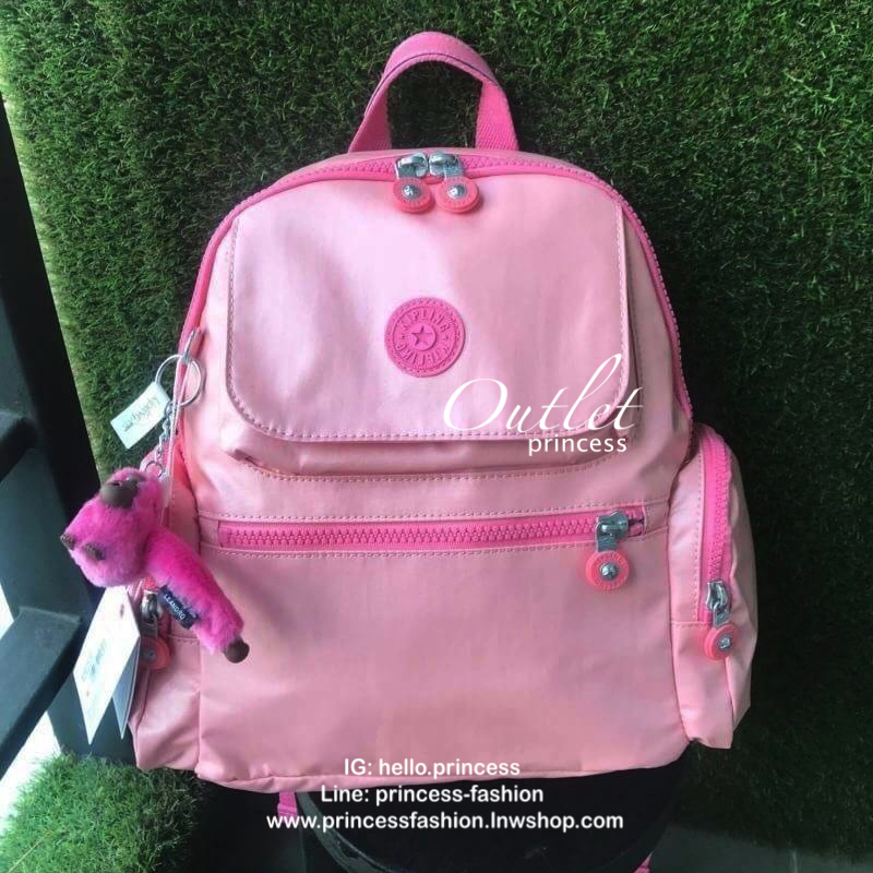 Kipling Matta Small Metallic Backpack กระเป๋าเป้ขนาดกำลังดี วัสดุไนล่อนเคลือบกันน้ำ มีน้ำหนักเบา มีช่องเก็บของหลายช่อง แบ่งเป็นช่องด้านหน้า 2 ช่องและด้านข้างอีก 2 ช่อง ช่องใหญ่ปิดเปิดด้วยซิปคู่ภายในมีช่องซิป ช่องใส่ของจุกจิกและสายห้อยพวงกุญแจ ด้านหน้าประด