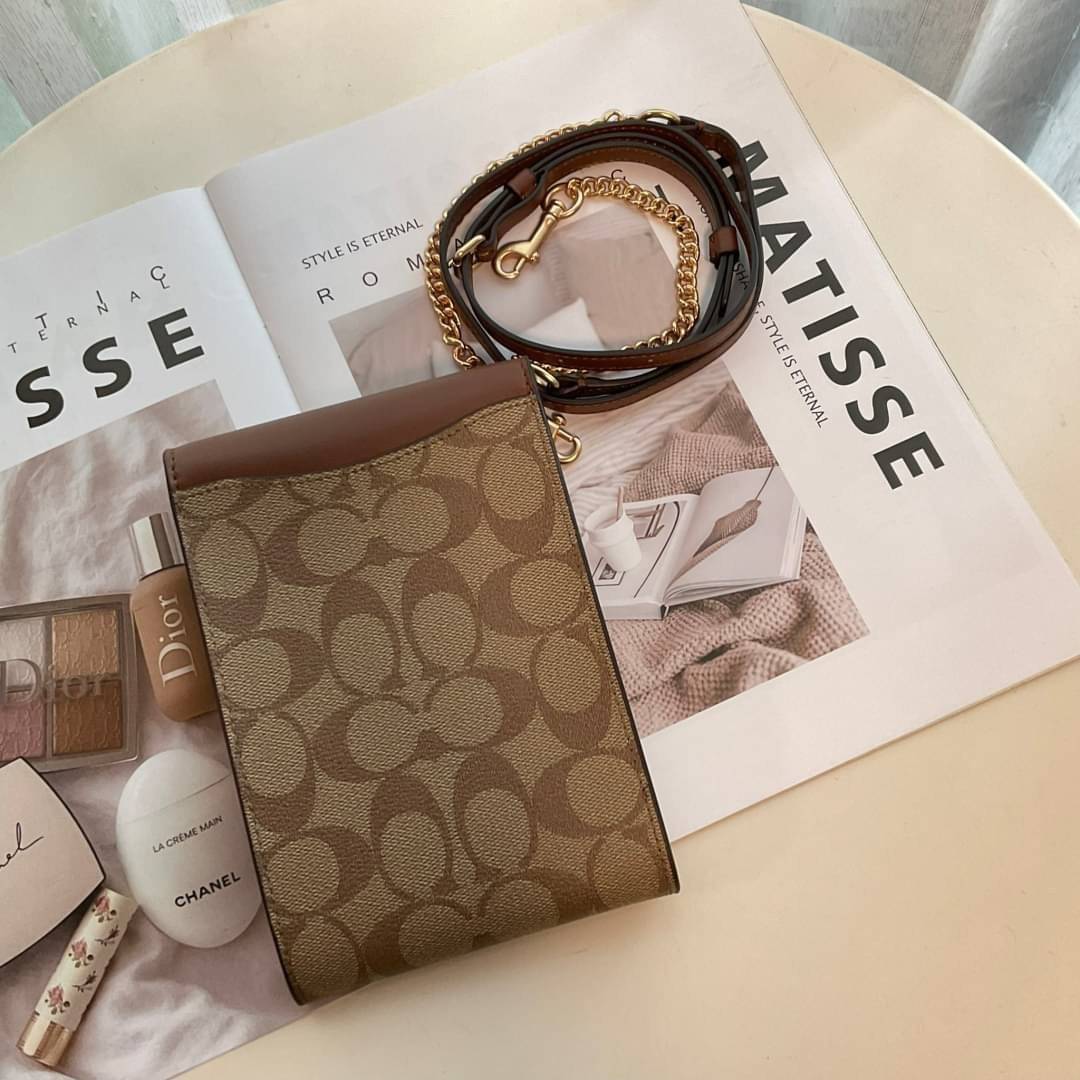 COACH RACHEL PHONE CROSSBODY IN SIGNATURE CANVAS พร้อมส่ง กระเป๋าสะพาย case phone ต้องมา ให้คุณพกพา gadget ล้ำไปได้ทุกที่ ใส่โทรศัพท์มือถือได้ทุกรุ่น ดีไซน์ใหญ่กว่าเดิม