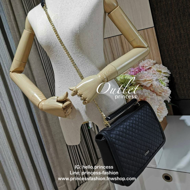 GUESS CROSSBODY BAG กระเป๋าสะพายรุ่นใหม่ล่าสุดทรงเหลี่ยมหนังสวยเดินเส้นลายตารางอยู่ทรงด้านหน้าประดับโลโก้ GUESS อะไหล่ทอง เปิดปิดด้วยฝาปิดกระดุมแม่เหล็ก ภายในมีฌลโก้และช่องซิป กว้างและจุใส่กระเป๋าสตางค์ใบยาว ของจุกจิกได้เยอะ สายสะพายโซ่ตมีที่รองบ่าจะเลื่อ