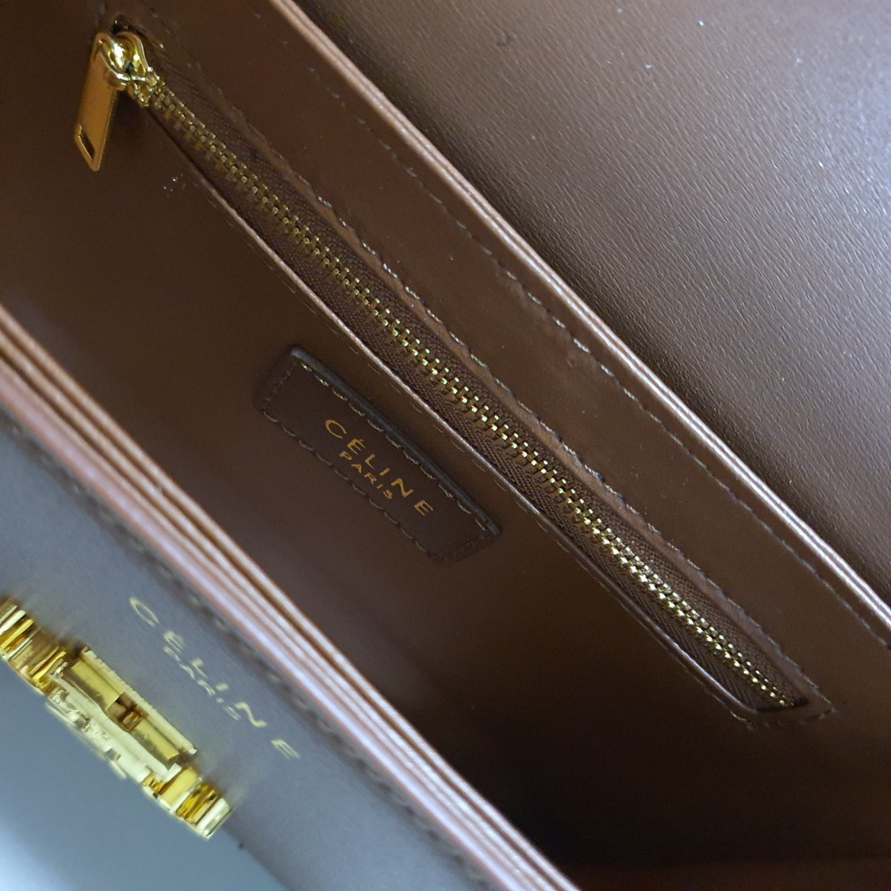 พร้อมส่ง 2 สี 2ขนาด NEW!! CELINE SHOULDER BAG VIP GIFT WITH PURCHASE (GWP) พรีเมี่ยมกิ๊ฟ Limited Edition จาก CELINE HAUTEPARFUME DUTYFREE COUNTER วัสดุหนังแท้ **เงาสวยมาก ทรงกล่องอยู่ทรง ขนาดกะทัดรัด เปิดปิดด้วยตัวล้อคแบรนด์สีทอง ภายในมีช่องใส่ของโล่ง สาม