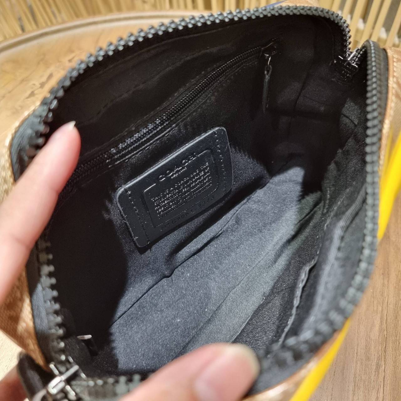 COACH EDGE CROSSBODY WITH CAMO PRINT ((2381, 2373)) ความเท่ never die!! กระเป๋าครอสบอดี้ทรงยอดฮิต ที่หนุ่มๆไม่ควรพลาด รูปทรงดีไซน์คลาสสิค ใช้งานง่าย วัสดุหนังแท้ตกแต่งตาข่ายพร้อมลายพริ้นท์ด้านหน้า สุดคูล!! ตัวกระเป๋ามีซิปหลัก และซิปด้านหน้า พร้อมช่องแยกด้