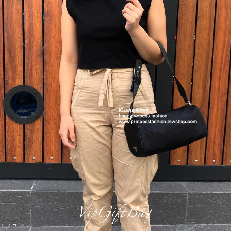 New Arrival Prada Handbag New Collection 2019 วัสดุทำจากผ้า Nylon กันน้ำได้คะ เปิดปิดด้วยซิป อะไหล่เงินทั้งใบ ด้านข้างประดับด้วยโลโก้แบรนด์ เห็นใบเล็กๆ จุของได้เยอะมากคะ กระเป๋าตังค์ยาว เครื่องสำอางค์ เหลือๆ คะ ด้านในบุผ้าลายแบรนด์ มีช่องซิป และ โลโก้แบรน