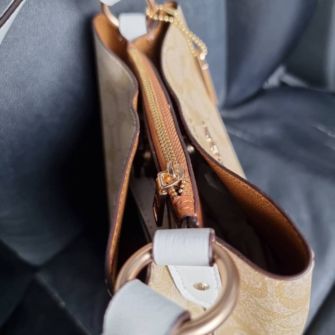 COACH 2312 SMALL TOWN BUCKET BAG IN SIGNATURE CANVAS รุ่นยอดนิยมใบเล็กมาครบสีแล้วจ้า กระเป๋าทรงบัคเก็ต สีผู้ดี๊ผู้ดี ตัวกระเป๋าดีไซน์คลาสสิคลายซี ดูโดดเด่น วัสดุหนังแคนวาสเคลือบลาย สวยคมทุกมุมจริงๆ!! เปิด-ปิดด้วยกระดุมแม่เหล็กทั้ง 2 ฝั่ง ภายในเป็นช่องโล่ง