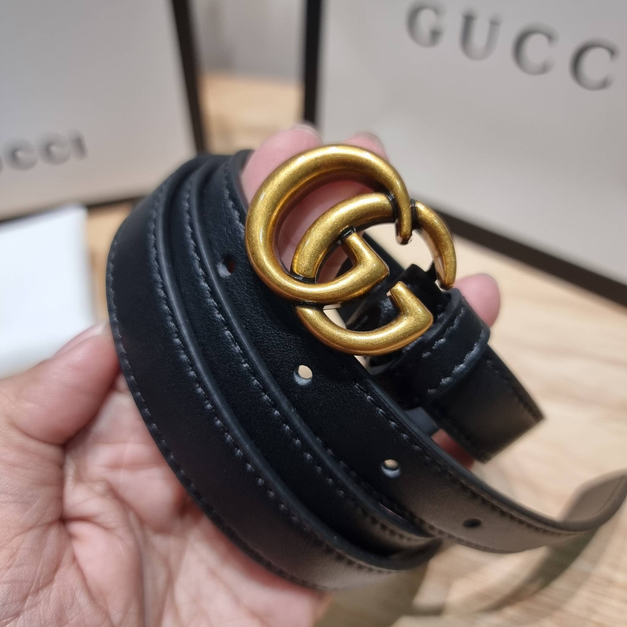 GUCCI BELT LEATER 2mm / GG belt box set เข็มขัดกุชชี่รุ่นคลาสสิค เรียบง่าย ผู้ดี เป็นซิกเนเจอร์ ด้วยดีไซน์ double buckle อะไหล่สีทองวินเทจ ทำให้ใช้งานเป็น everyday use ได้เลย พร้อมออริจินัล box ที่สุดของการคอมพลีทลุทด้วยเข็มขัดเส้นนี้เส้นเดียวได้เลย แนะนำ