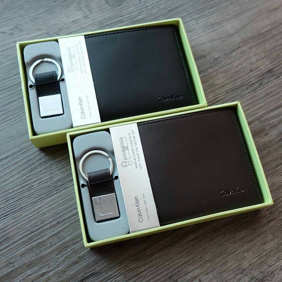 Calvin Klein Leather Credit Card Fold with Metal Clip Key Fob Set กระเป๋าสตางค์ใบสั้น Set สุดคุ้มมอบให้เป็นของขวัญหรือใช้เองก็แนะนำค่ะ