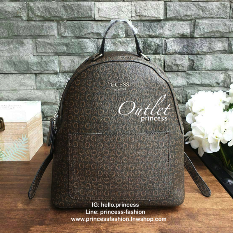 GUESS WOMAN'S BACKPACK กระเป๋าสะพายเป้ขนาดกำลังดี วัสดุหนังแกะสังเคราะห์ โลโก้รอบใบ หนังสวย น้ำหนักเบามากกกๆ!! กันน้ำ ทำความสะอาดง่าย มีหูหิ้วเเละสายสะพายหลังเลื่อนปรับได้ 5 ระดับ ด้านหน้าประดับโลโก้แบรนด์ อะไหล่เงิน และ มีช่องใส่ของ 1 ช่อง เปิดปิดด้