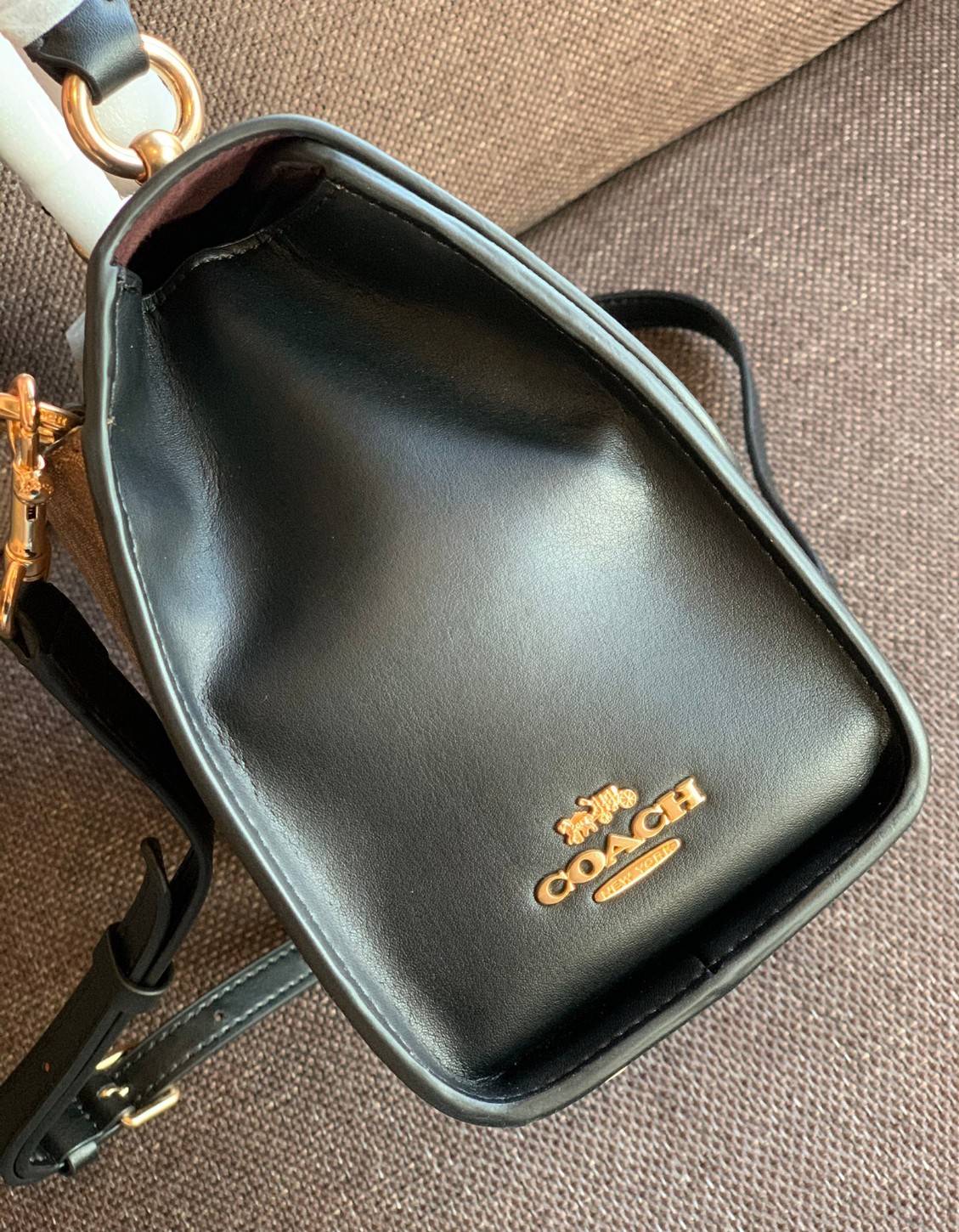 สวย หรู ดูดี รุ่นนี้กัยเลยค่า!! COACH TILLY TOP HANDLE SATCHEL IN SIGNATURE ((76620)) พร้อมส่งความสวย ห้ามพลาดค่ะ! กระเป๋าหิ้ว//คล้องมือ//สะพายข้างได้ ทรงสวย หนังแท้เรียบ+ลายCได้สวยงามค่ะ เปิดปิดกระเป๋าแบบหมุนล็อค ภายในมีช่องหลักใส่ของ2ช่อง สามารถใส่กระเป