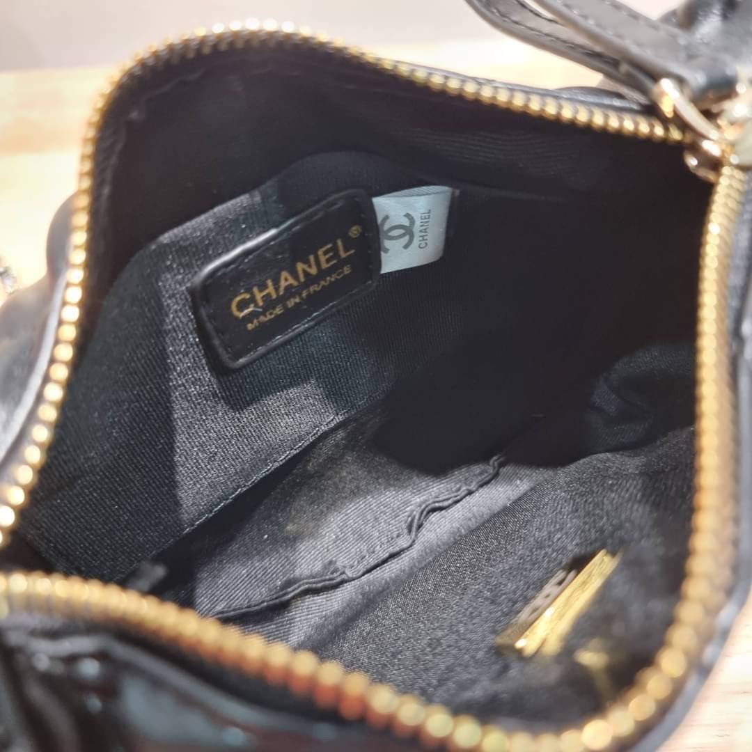 Chanel Pouch Hot item 2023 กระเป๋าสะพายกึ่งพอช ใบเล็กน่ารักน่าใช้ ถือไปไหนก็อัพลุคปัง วัสดุหนังแกะ สัมผัสนิ่มมือ หูจับในตัว ปรับได้อีกเล็กน้อย มาพร้อมสายสะพายโซ่