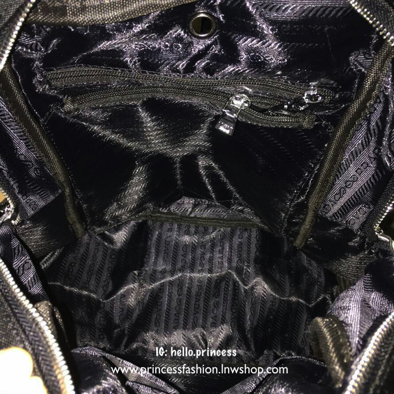 รุ่นใหม่พร้อมส่ง NEW!! PRADA NYLON BACKPACK กระเป๋าสะพายเป้ วัสดุทำจาก ผ้าPolyester คุณภาพดี สามารถกันน้ำได้ในระดับนึง เปิดปิดด้วยซิปจุของได้เยอะ สายสะพายหลังลายแบรนด์ สามารถปรับได้ฟรีด้านหน้ามีช่องซิป2ช่องใส่ของได้ ด้านในมีช่องแบ่งสามารถใส่มือถือได้ ใส่เ