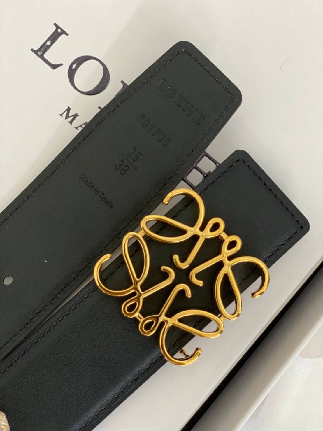 Loewe Belt / Loewe Anagram Leather Belt เข็มขัดโลเอเว่หนังแท้ สุดคลาสสิค วินเทจ เรียบง่าย ผู้ดี เป็นซิกเนเจอร์ ใช้งานเป็น everyday use ได้เลย วัสดุหนังแท้