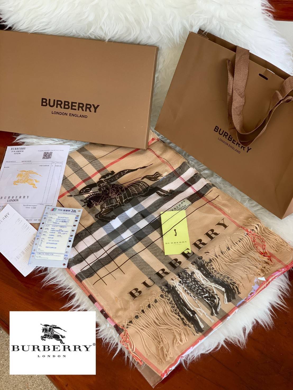 BURBURRY FRINGED CHECKED CASHMERE SCARF สุดเอ็คเซ็คคลูทีฟกับแบรนด์ดังจากปารีส ด้วยงานพรีเมี่ยมกิ้ฟ ส่งมอบความรู้สึกดีๆให้กับคนที่คุณรัก ในรูปแบบผ้าพันคอและผ้าคุมไหล่ผืนใหญ่ให้ความอบอุ่น ถักทอด้วยผ้าcashmereลายตารางอ่อนหวาน มาพร้อมกล่องแบรนด์และถุงกระดาษกล