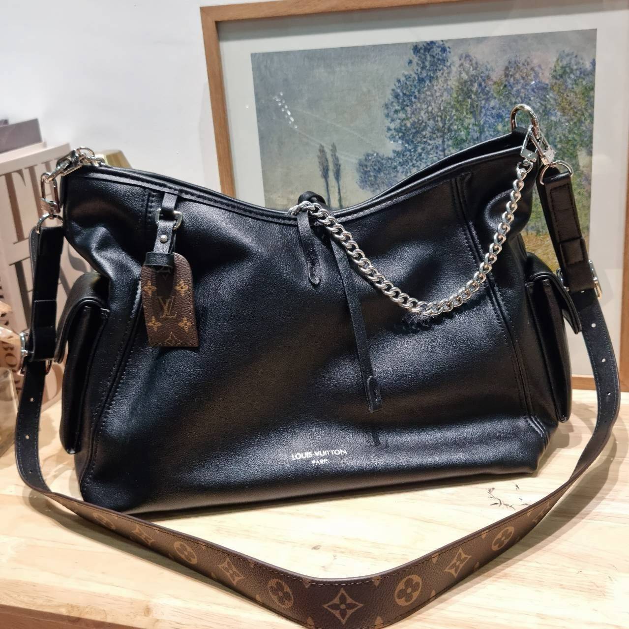 LV CARRYALL CARGO VIBE ใหม่ล่าสุด กระแสกระเป๋าไวบ์คาร์โก้มาแรงสุดๆ ดีไซน์สีดำคลาสสิค มีดีเทลลูกเล่นแซมลวดลายกิมมิค ทำให้กระเป๋าดูโก้และดูติดแกลมมาก เหมาะใช้ได้ทุกวัน