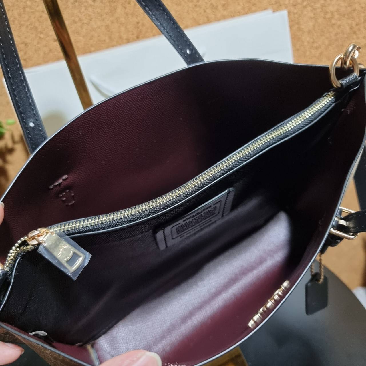 COACH C4250 MOLLIE TOTE 25 IN SIGNATURE CANVAS น้องมาแล้วจ้าาา ใหม่ล่าสุด กระเป๋าโท้ทไซส์เล็กที่สาวๆตามหา ดีไซน์คลาสสิคเหมือนเดิม เพิ่มเติมคือสะดวกขึ้นเยอะ!! ย่อส่วนมาจากใบใหญ่เป๊ะๆ น่ารักน่าใช้มากๆ วัสดุหนังแคนวาสเคลือบลาย ภายในโล่งกว้าง มีช่องซิปกลางใส่