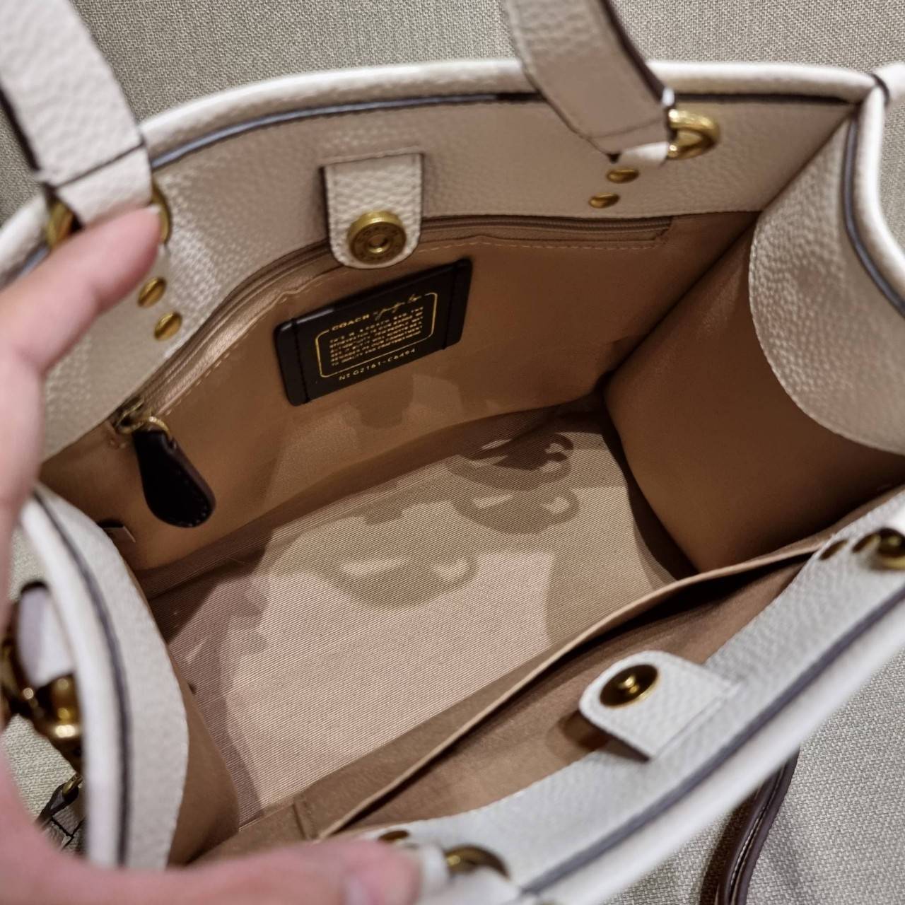 COACH C6494 COACH x JENNIFER LOPEZ DEMPSEY TOTE 22 WITH NYC SKYLINE คอลเลคชั่นใหม่ล่าสุด ยังไม่เข้า shop ไทย!! สุดยอดตัวแม่แห่งความเซ็กซี่ เจนนิเฟอร์ โลเปซ คอลแลบกับแบรนด์ เพิ่มความมีเสน่ห์ให้กับไอเท็มนี้ได้อย่างไม่ต้องสืบ!! กระเป๋าสะพายทรงโท้ท ดีไซน์โดดเ